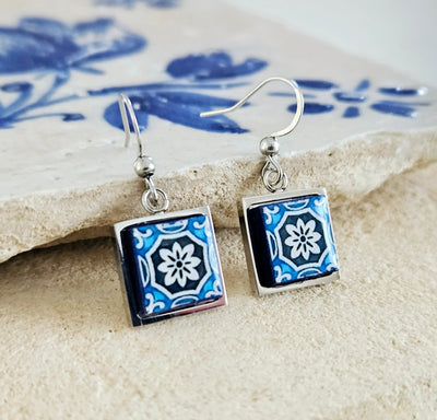 Portuguese Blue White Tile Earring Lisbon Small Tile Earring Azulejo Majolica Earring Gift Blue Retro Drop Earring Travel Fall Gift Tile