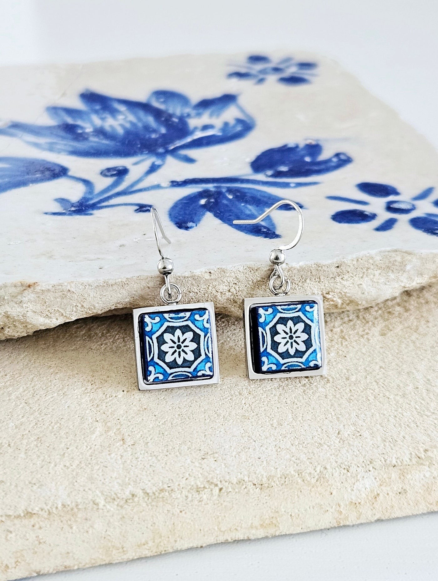 Portuguese Blue White Tile Earring Lisbon Small Tile Earring Azulejo Majolica Earring Gift Blue Retro Drop Earring Travel Fall Gift Tile