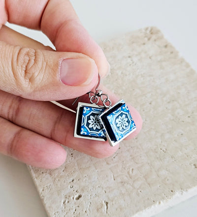 Portuguese Blue White Tile Earring Lisbon Small Tile Earring Azulejo Majolica Earring Gift Blue Retro Drop Earring Travel Fall Gift Tile