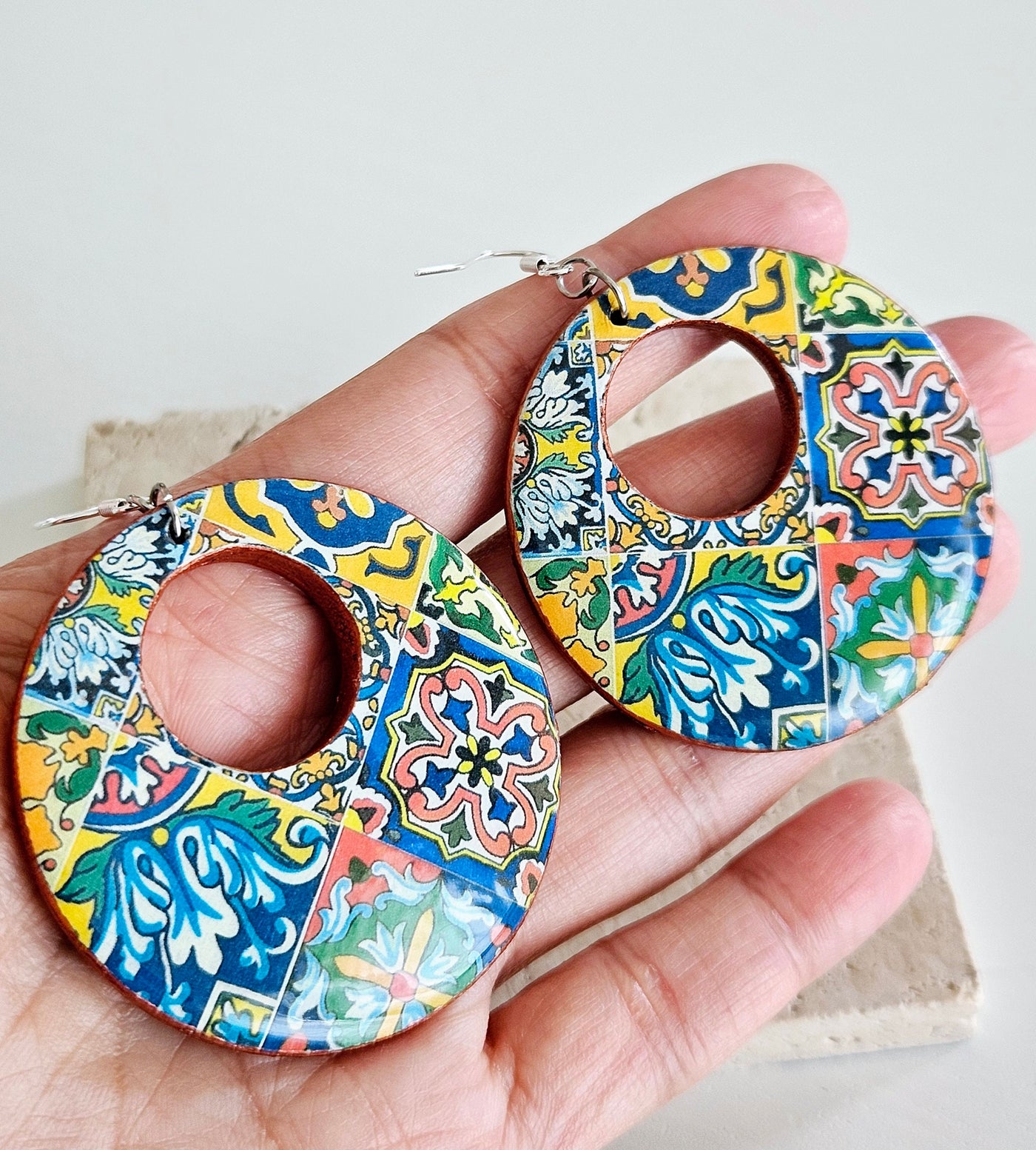 Boucles oreilles créoles de créateur tendance en pierres véritables – Petite Madame Boucles oreilles créoles de créateur tendance en pierres véritables – Petite Madame